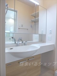 洗面設備　三面鏡付き大型シャンプードレッサー