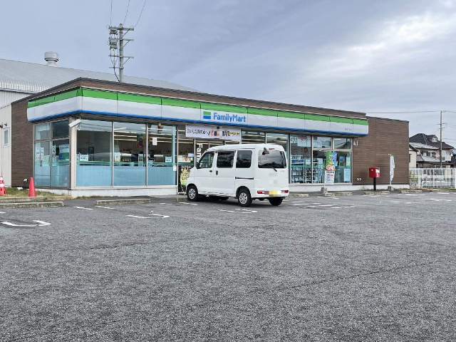 コンビニ　ファミリーマート焼津八楠店（コンビニ）まで296m