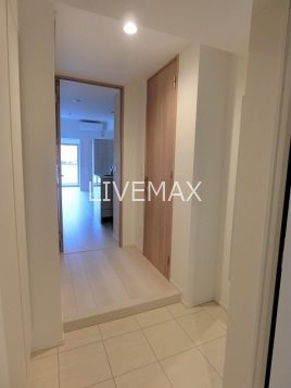 玄関　仲介手数料は賃料の半月分です