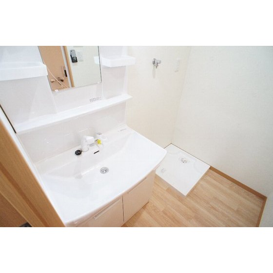 洗面設備　シャンプードレッサー、室内洗濯機置き場あり