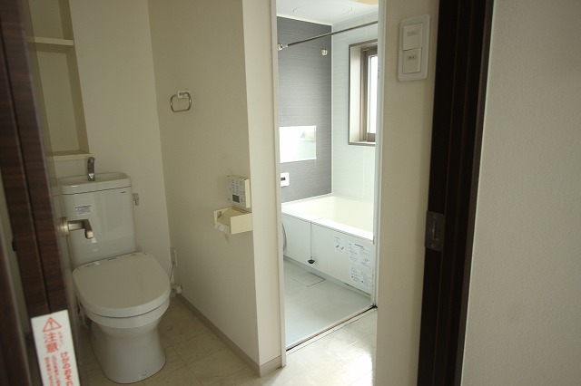 トイレ　同物件別号室のものです。