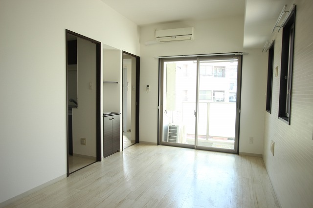 居室・リビング　同物件別号室のものです。