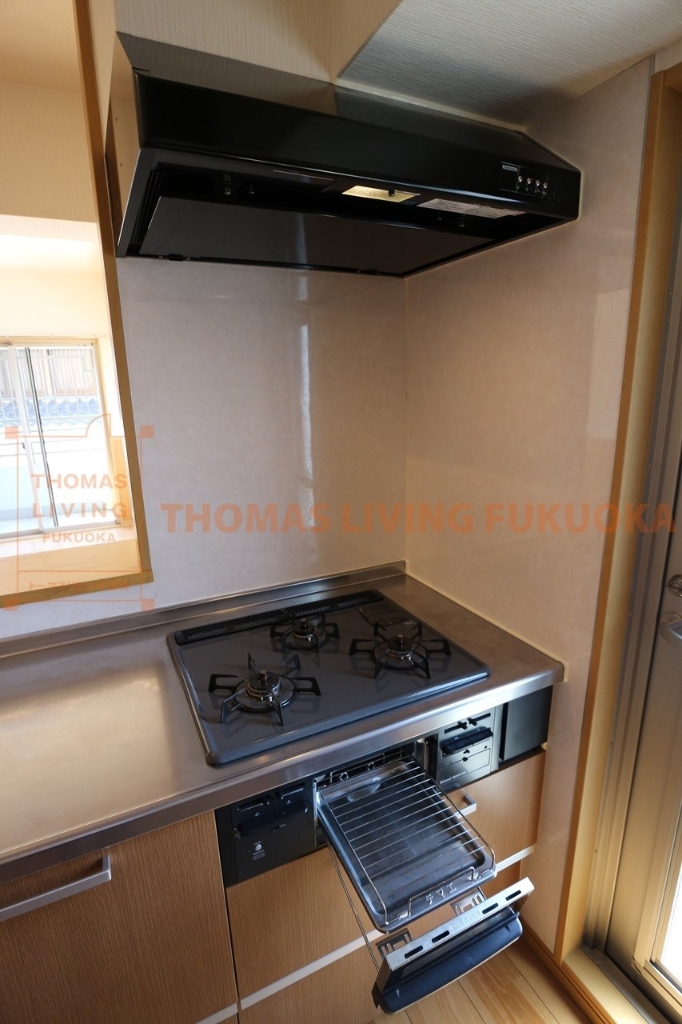 その他設備　3口コンロのシステムキッチンです。