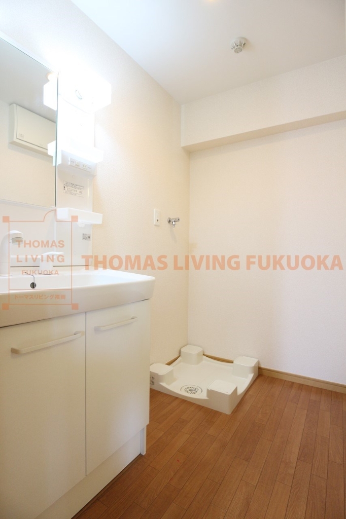 洗面設備　洗濯機置き場も室内です。