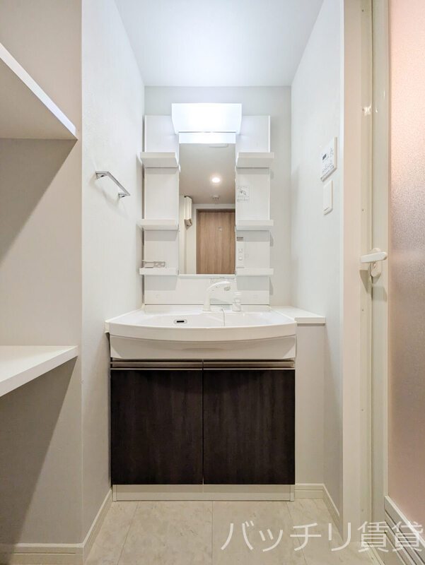 洗面設備　同型タイプのお写真です。現状優先です。