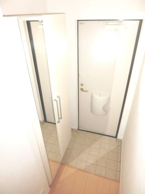 玄関　玄関にはシューズボックスがあります