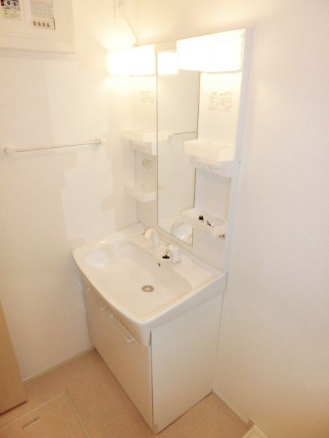 洗面設備　毎朝の準備に便利な独立洗面台です