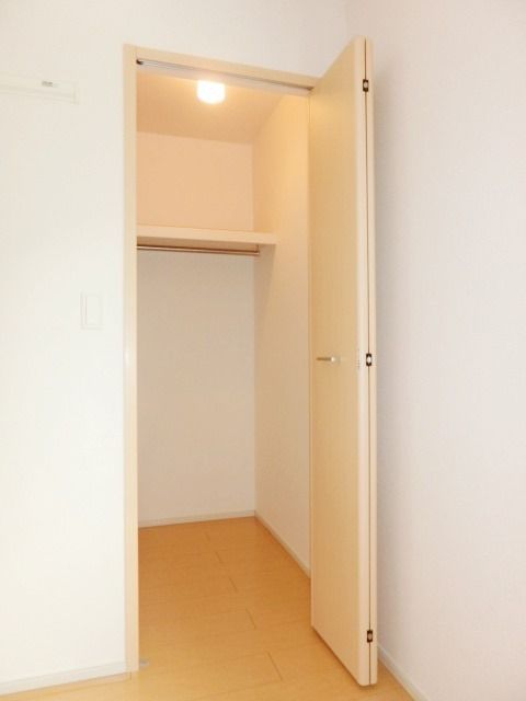 収納　奥行きのあるウォークインクローゼット