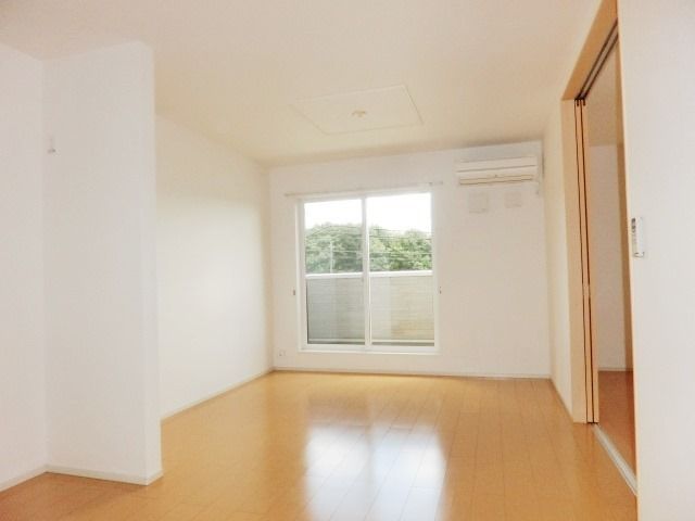 居室・リビング　窓も大きく明るいリビングです