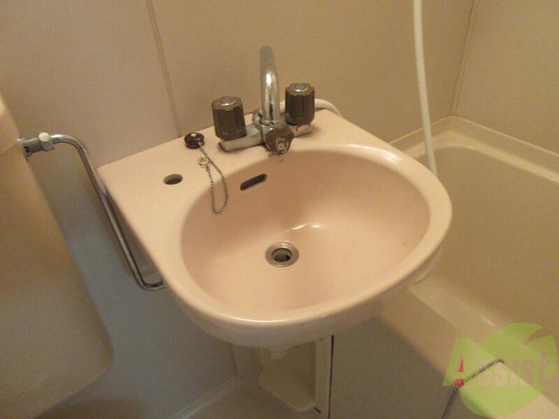 洗面設備　シンプルな洗面台です