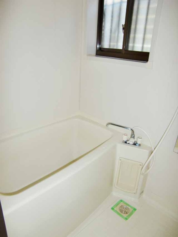 バス・シャワールーム　窓付きで換気しやすいですね