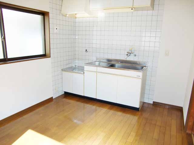 居室・リビング　窓付きで明るいダイニングキッチンです☆