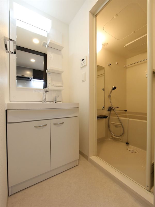 洗面設備　脱衣所　独立洗面台（シャンプードレッサー付）収納スペース有