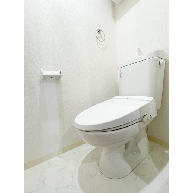 トイレ　落ち着いた色調のトイレです