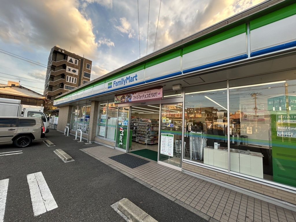 コンビニ　ファミリーマート小倉明和町店（コンビニ）まで360m