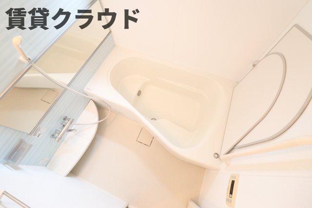 バス・シャワールーム　アクセントパネルがおしゃれなバスルーム♪