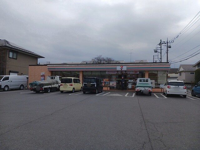 コンビニ　セブンイレブン（コンビニ）まで217m