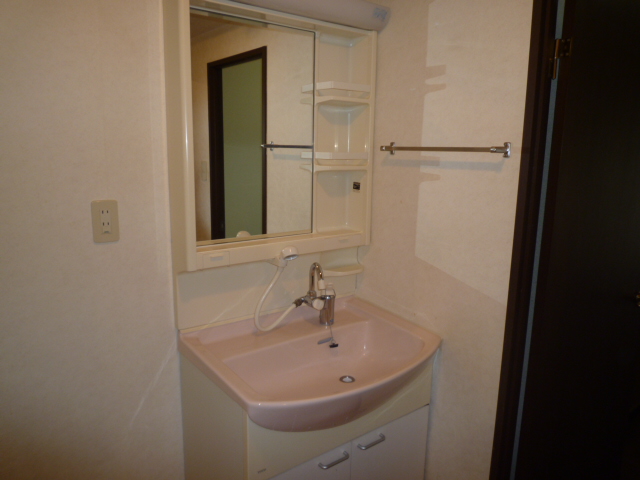 洗面設備　人気設備　シャンプードレッサー、室内洗濯機置場