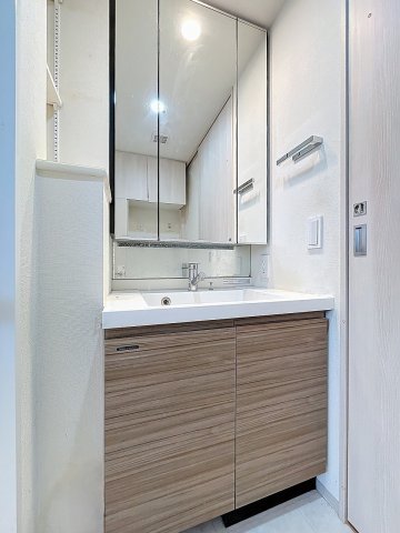 洗面設備　独立洗面台、小物を置くことができて便利です