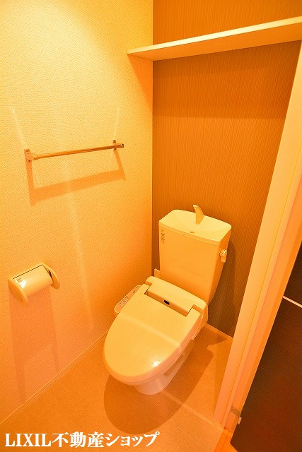 トイレ　上部に収納のある温水洗浄暖房便座付のトイレです。