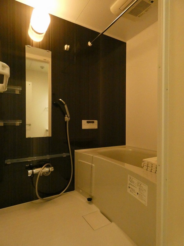 バス・シャワールーム　コンパクトで使いやすいお風呂です