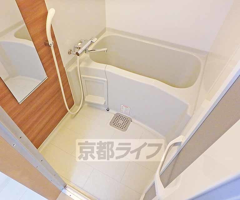 バス・シャワールーム　セパレートタイプのバスルームです。