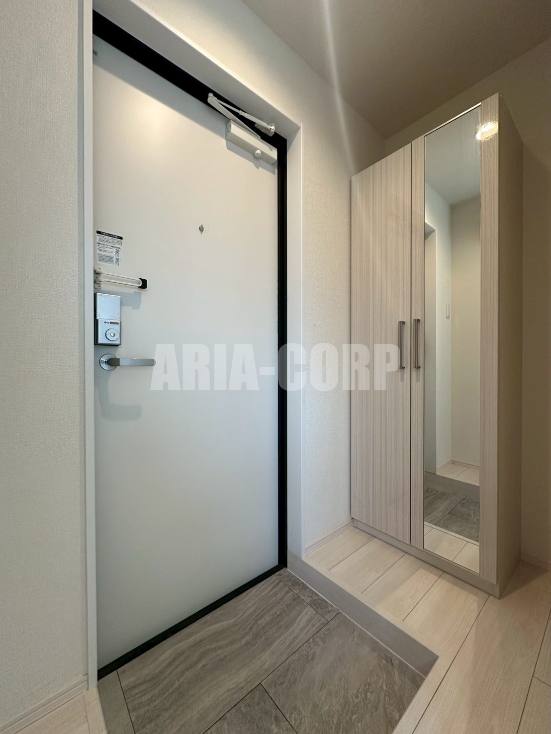 玄関　姿見付き大型シューズボックスあり♪