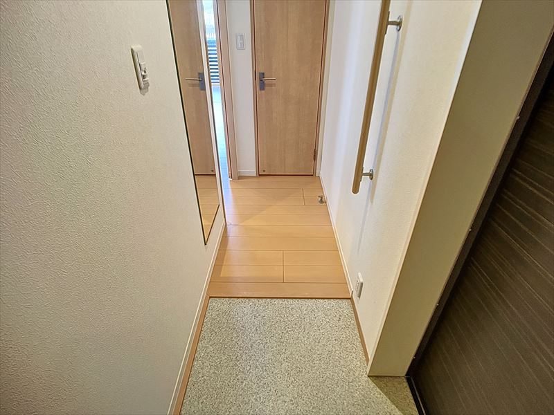 玄関　※同物件の他のお部屋の写真※