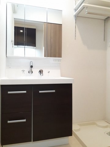 洗面設備　独立洗面化粧台が付いています