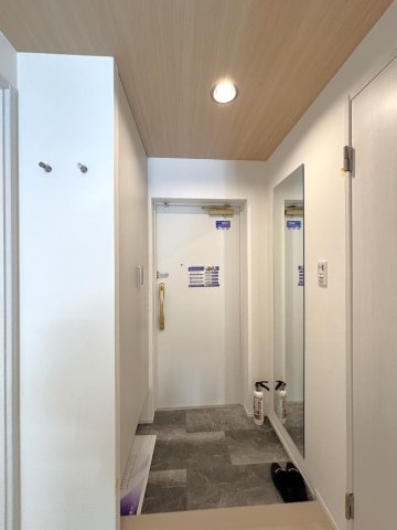 玄関　※別住戸のお部屋の写真を掲載しております