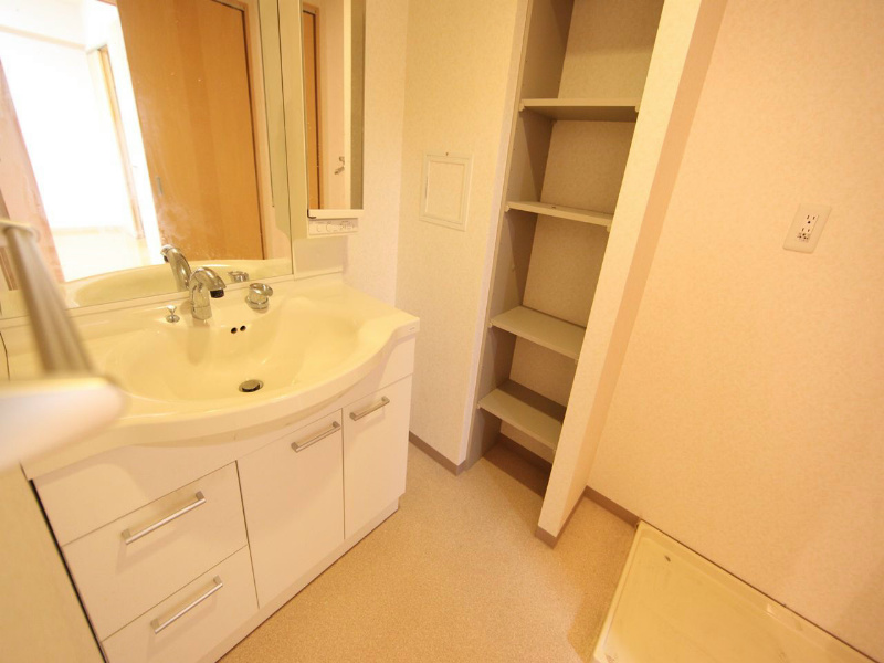 洗面設備　脱衣所　独立洗面台（シャンプードレッサー付）収納スペース有