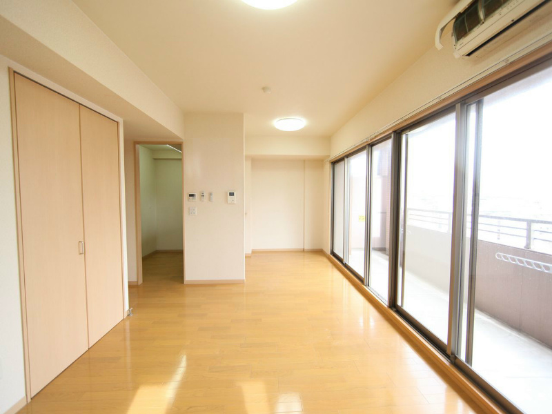 バルコニー　ＬＤＫ12.4帖　カウンターキッチン　南面バルコニー