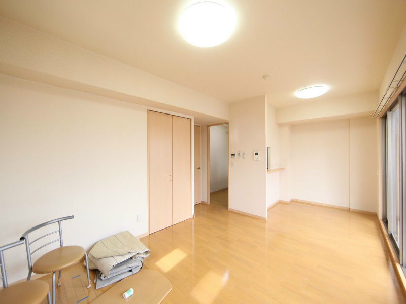 居室・リビング　ＬＤＫ12.4帖　カウンターキッチン　収納付き　エアコン完備