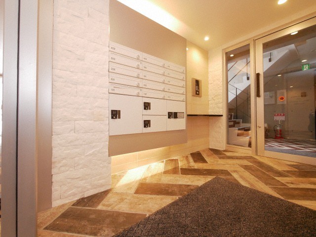 エントランス　便利な宅配ボックス付き！日中不在にしがちな方におすすめです！