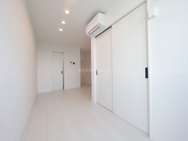 その他　LDK10.1帖　エアコン完備　バルコニーに面しています