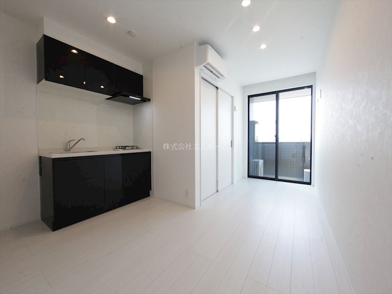 居室・リビング　LDK10.1帖　エアコン完備　バルコニーに面しています