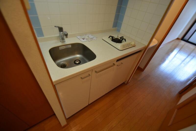 キッチン　１口ガスコンロ付きのシステムキッチンです。一人暮らしなら十分