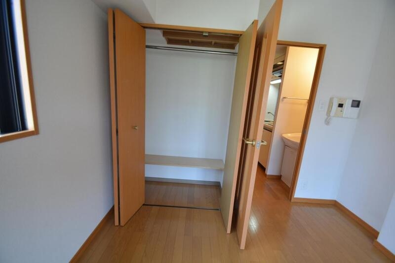 収納　ハンガーパイプ付で洋服の収納も楽々です。２段式で収納便利