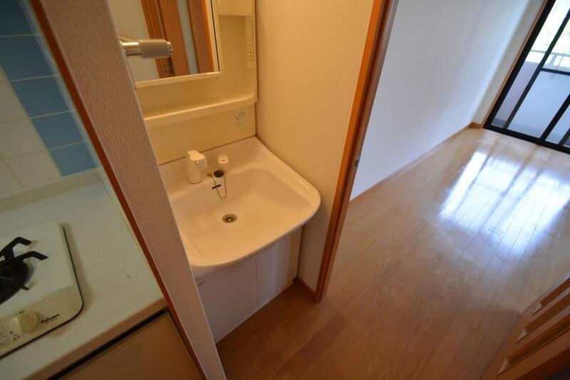 洗面設備　綺麗で上品なシャンドレです。身支度も快適ですね