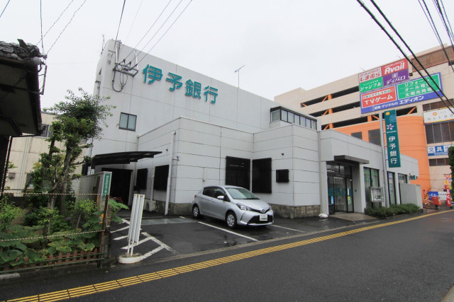 銀行　伊予銀行石井支店（銀行）まで542m