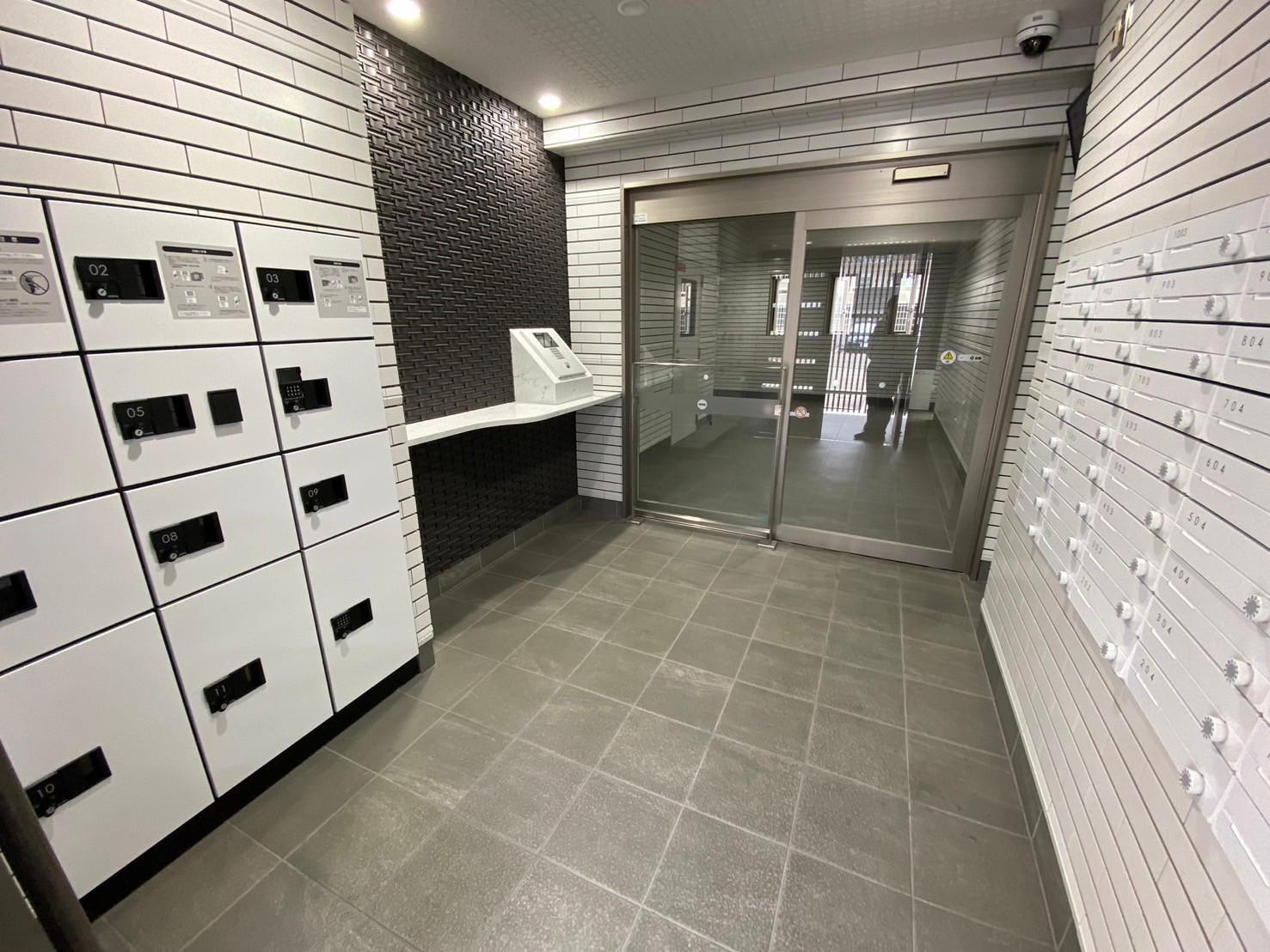 その他　オートロック・宅配BOX付きのエントランスです