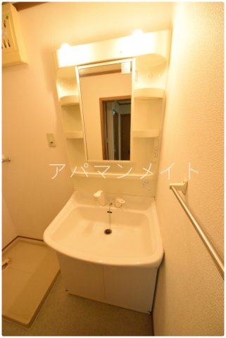 洗面設備　ゆったりとスペースのある洗面所