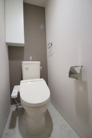 トイレ　落ち着いた色調のトイレです