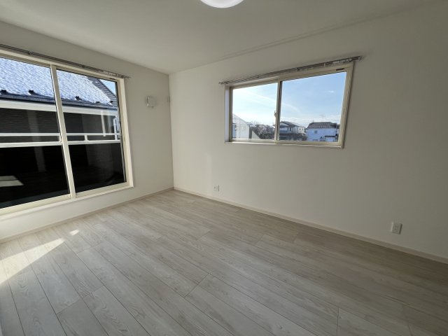 居室・リビング　写真は同じタイプの１号棟です　２階の西側の洋室