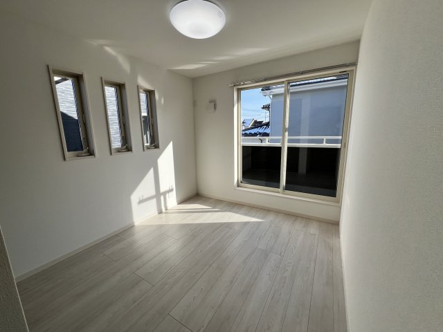 居室・リビング　写真は同じタイプの１号棟です　２階の東側の洋室