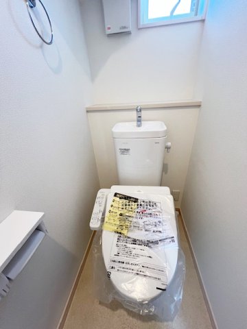 トイレ　１階のトイレ　2階にも温水シャワー付トイレあります　写真は同