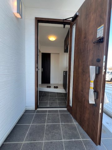 玄関　写真は同じタイプの１号棟です