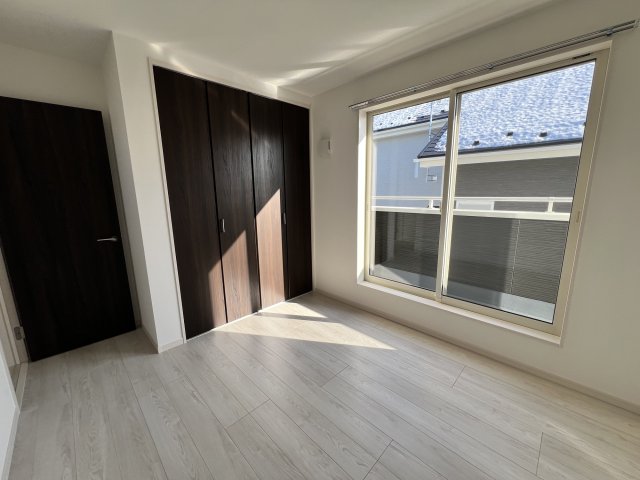 居室・リビング　写真は同じタイプの１号棟です　２階の真ん中の洋室