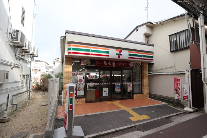 コンビニ　セブンイレブン（コンビニ）まで320m