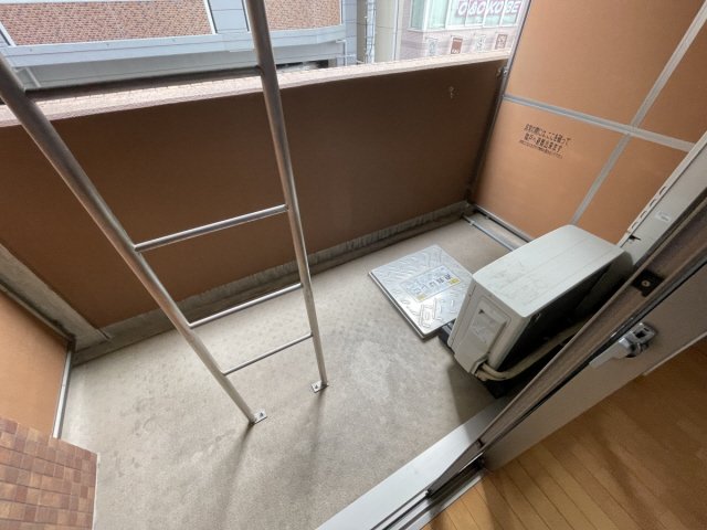 バルコニー　バルコニーからの眺めを楽しみながら食事をしませんか